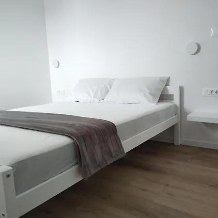 Apartman Modern Two Bedroom With Spacious Seaview Terrace And Free Parking *