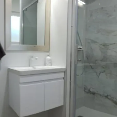 Apartman Modern Two Bedroom With Spacious Seaview Terrace And Free Parking