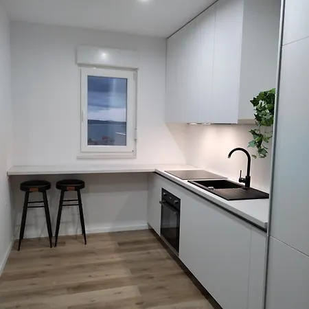 Modern Two Bedroom With Spacious Seaview Terrace And Free Parking