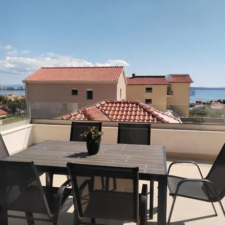 Modern Two Bedroom With Spacious Seaview Terrace And Free Parking